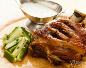 Как приготовить вкусную и сочную свиную рульку, запеченную в духовке в рукаве или фольге?